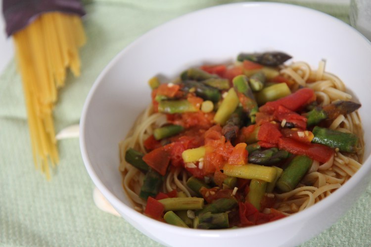 veganes Pasta-Rezept mit grünem Spargel und Tomaten