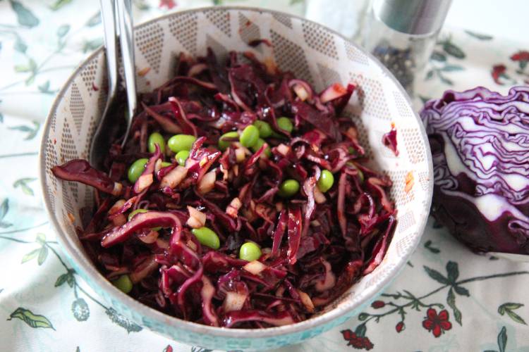 Rotkohl-Salat mit Zwiebeln und Edamame.