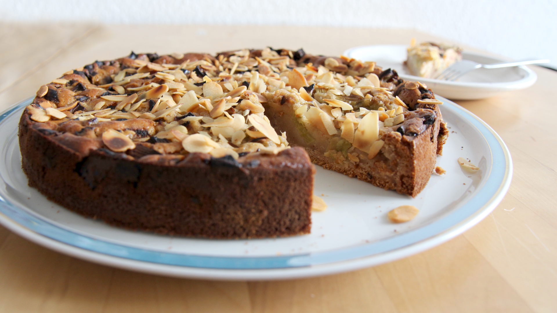Saftiger, veganer Rhabarberkuchen mit Mandeln.