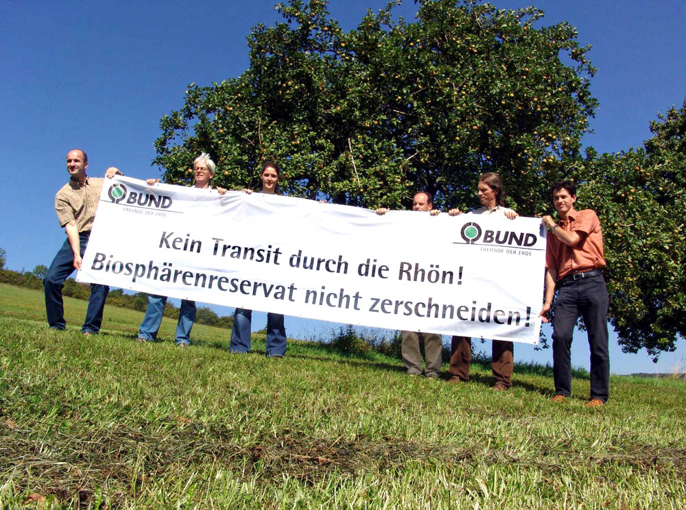 BUND-Aktive demonstrieren gegen den Bau der Bundesstraße 87n durch die Rhön. Sie würde das Grüne Band zerschneiden und zerstören. 